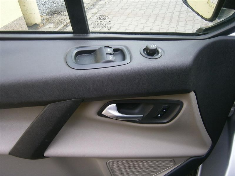 Ford Tourneo Custom 2,2 TDCI 114 KW  TITANIUM - fotka 16 z 21