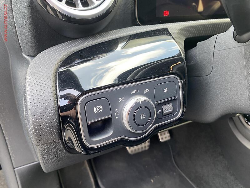 Mercedes-Benz Třídy A (2022) 1.3i A250e, AT, LED, panor, - fotka 16 z 27