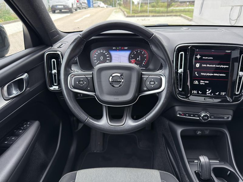 Volvo XC40 T2 FWD // CORE // PANORAMA - fotka 17 z 30