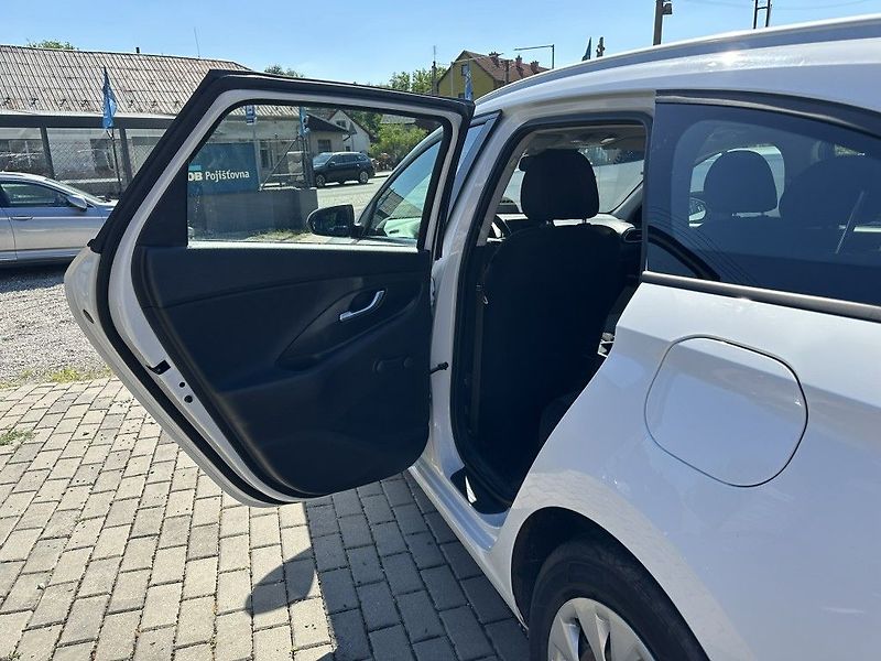 Hyundai i30 1.5 DPI 80kW serviska - fotka 25 z 34
