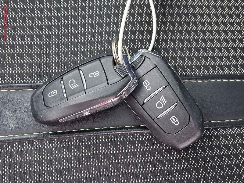 Peugeot 2008 (2022) 1.2PT, GT, AT, navi, panor - fotka 26 z 26