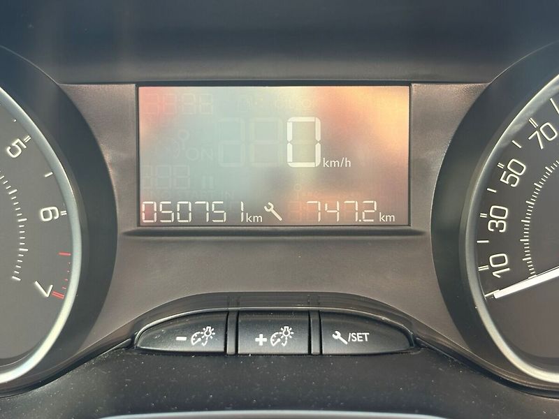 Peugeot 208 1.2 PureTech Allure - fotka 9 z 14