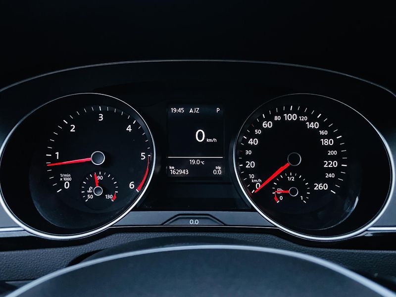 Volkswagen Passat 2.0TDI AUTOMAT VÝHŘEV SENZORY - fotka 46 z 48
