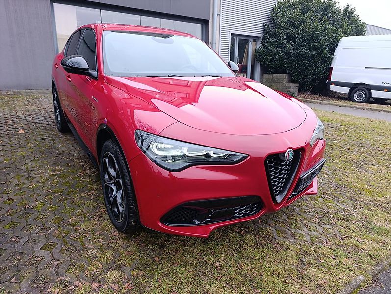 Alfa Romeo Stelvio Veloce 2,0 Turbo 280k AWD - fotka 4 z 32