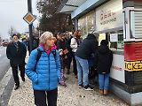 Vánoční flotila pražského dopravního podniku letos poprvé vyjela v sobotu vpodvečer ze střešovické vozovny.