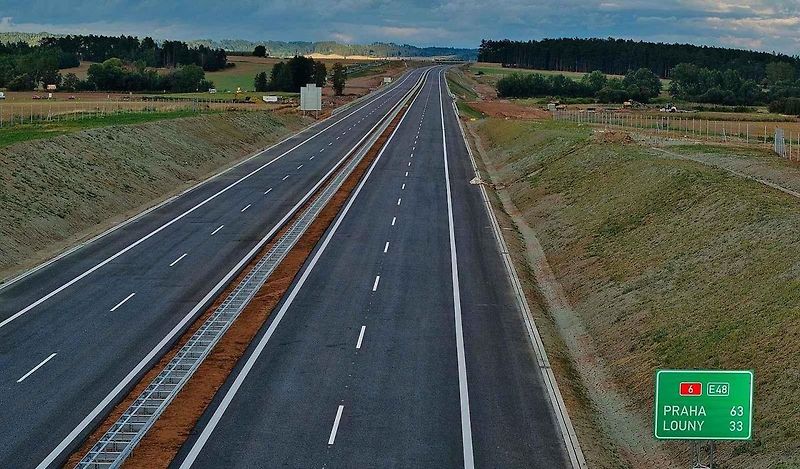Některé části dálnice D6 u Hořesedel jsou téměř hotové.