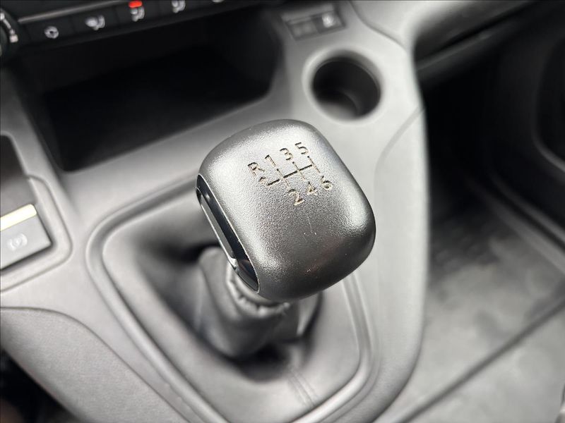 Peugeot Partner 1,2 Puretech 81kW Active L1 - fotka 30 z 35