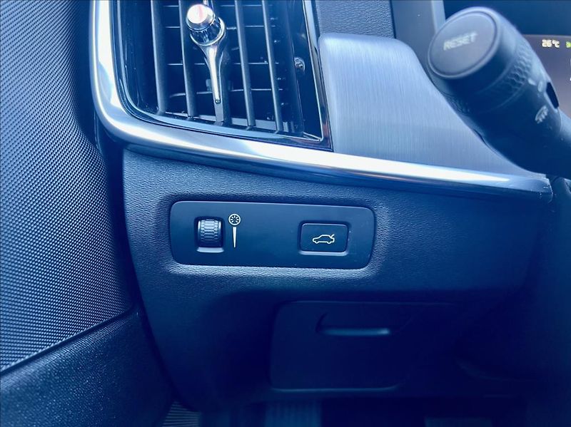 Volvo V90 2,0 T4 Drive-E R-Design Auto - fotka 44 z 48