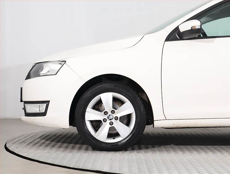 Škoda Rapid (2017) 1.2 TSI, Park. senzory - fotka 14 z 18