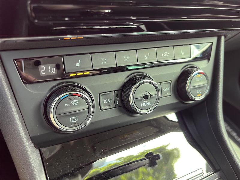 Škoda Superb 2,0 TDi DSG  NAVI BIXEN ACC AL - fotka 23 z 50