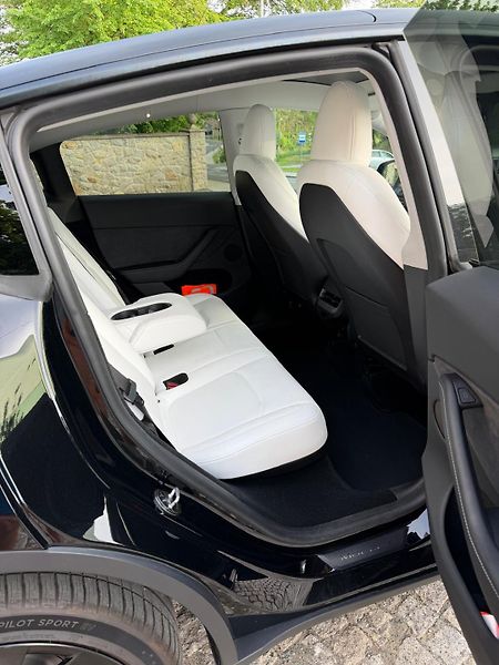 Tesla Model Y (2023) - fotka 12 z 23