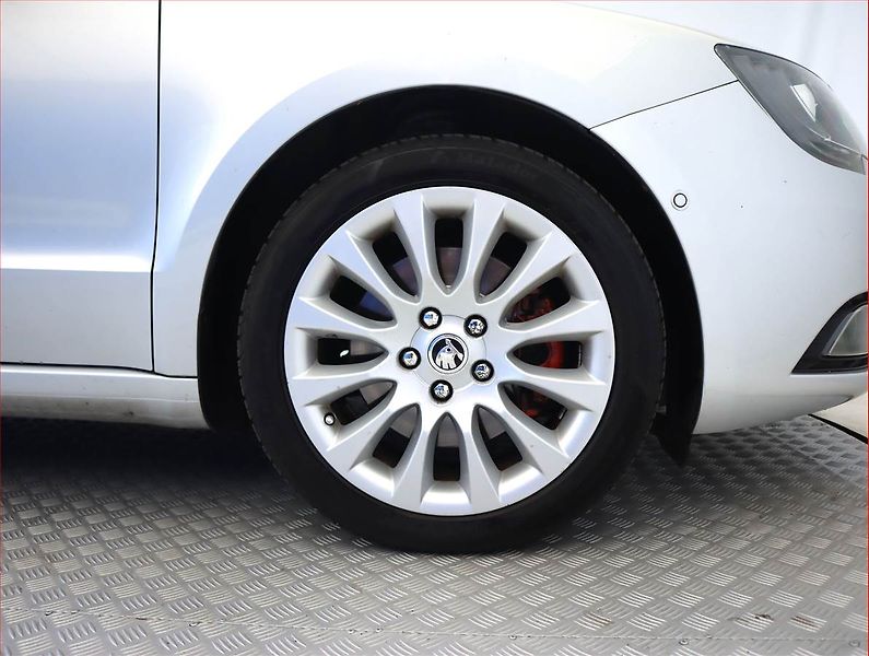 Škoda Superb (2014) 2.0 TDI, Navi, Xenony - fotka 15 z 20