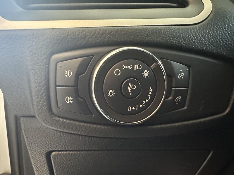Ford S-MAX Business 2.5i HEV 190k aut. - fotka 24 z 28
