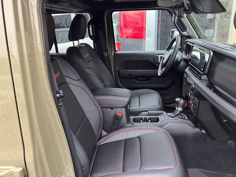 Jeep Wrangler 2.0T 272k Rubicon 8AT. - fotka 41 z 55