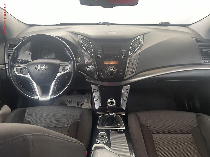Hyundai i40 (2014) 1.7 CRDi, ČR, AC, TZ, park - fotka 8 z 16