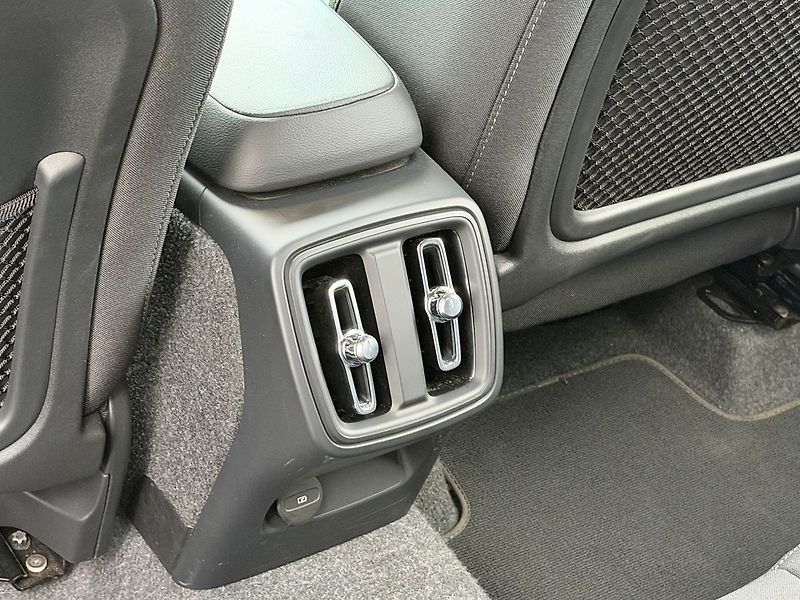 Volvo XC40 PLUS DARK, B3, 360°, PIXEL LED - fotka 13 z 24