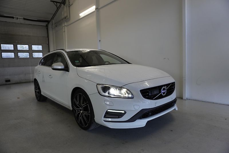 Volvo V60  2,0 T4 R-DESIGN AUTOMAT - fotka 3 z 33
