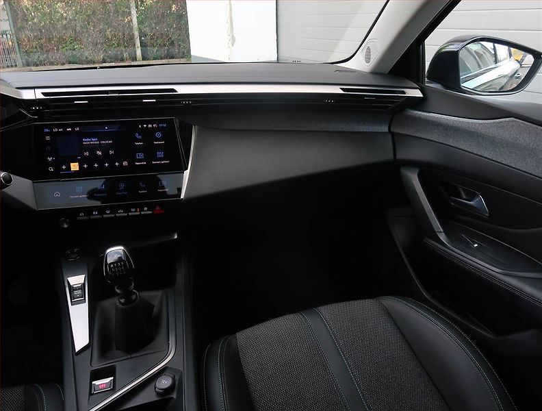 Peugeot 308 (2022) Allure 1.2 PureTech - fotka 8 z 19