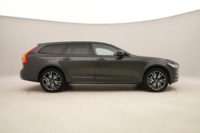 Volvo V90 CC D5 AWD MOMENTUM AUT CZ - fotka 13 z 44