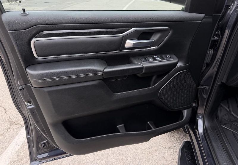 Dodge RAM (2019) +HEMI+LPG+OFFROAD PAKET+ - fotka 14 z 21