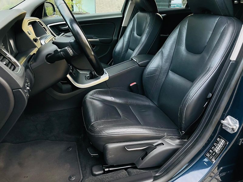 Volvo V60 2.0D3 5VÁLEC SERVISKA TAŽNÉ - fotka 31 z 45