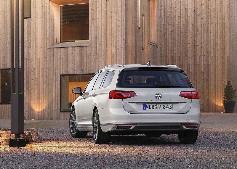 V Praze kromě elektromobilů zaparkují zdarma už jen hybridy do zásuvky.