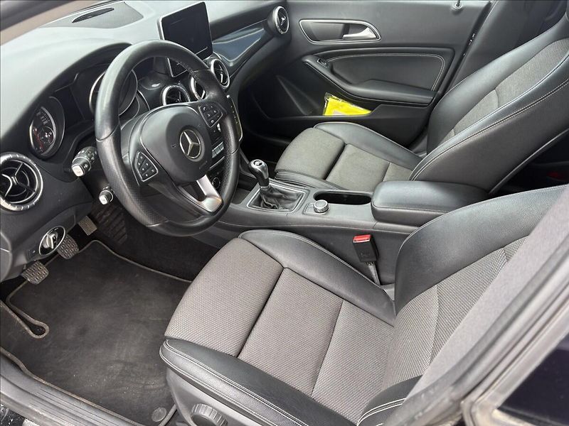 Mercedes-Benz CLA 1,6 180 SB ČR 1.maj - fotka 9 z 16