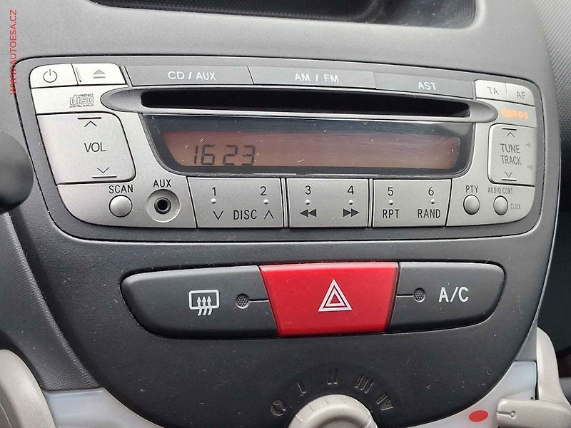Citroën C1 (2011) 1.0i, Selection, AC - fotka 14 z 15