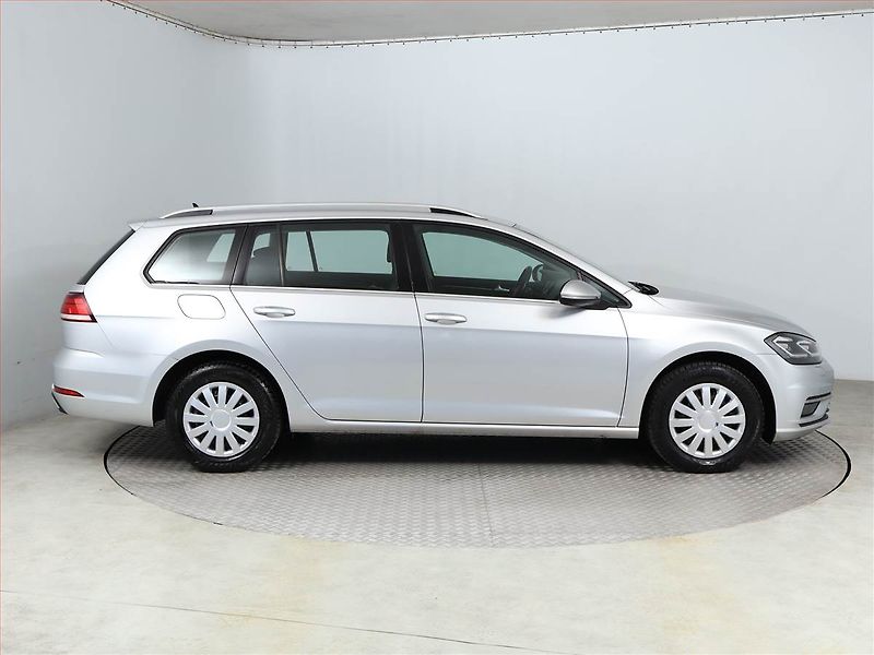 Volkswagen Golf (2018) Highline 2.0 TDI, Navi - fotka 6 z 15