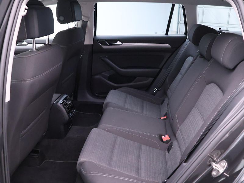 Volkswagen Passat 2,0 TDI DSG Virtual Business - fotka 15 z 36