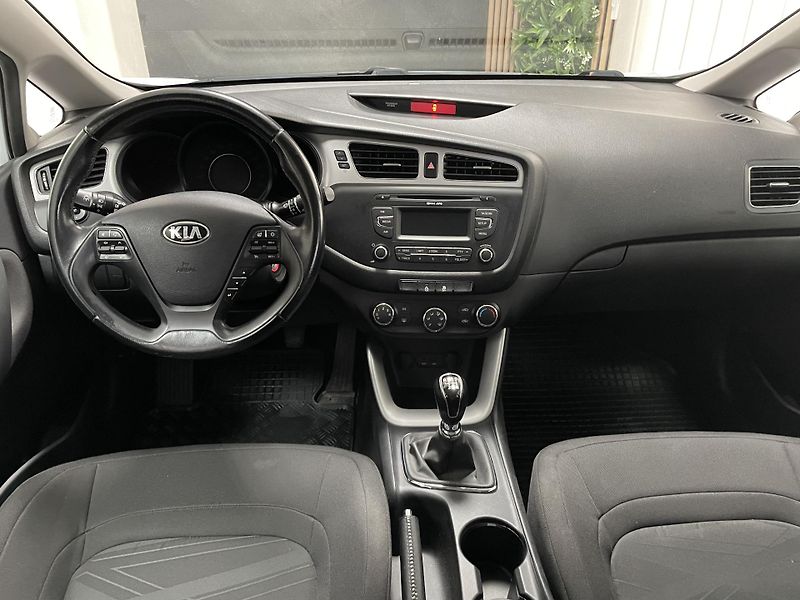 Kia Ceed 1.4 i ČR 1.MAJ.REZERVACE  - fotka 21 z 24
