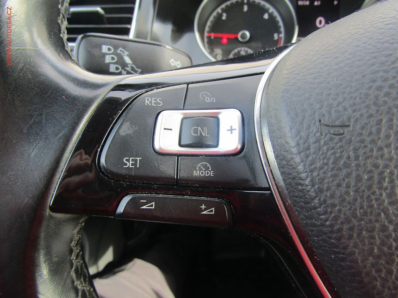 Volkswagen Golf (2015) 1.6TDi, ČR, DSG, park.asist - fotka 12 z 20