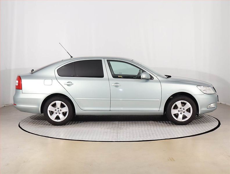 Škoda Octavia (2010) 1.2 TSI, Navi, Tempomat - fotka 6 z 16