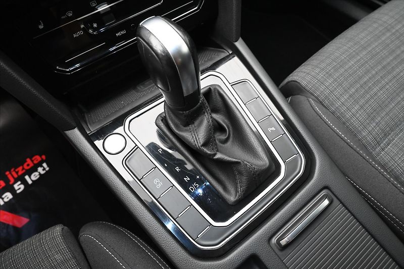 Volkswagen Passat 2,0 TDI 110kW DSG Business Zár - fotka 23 z 32