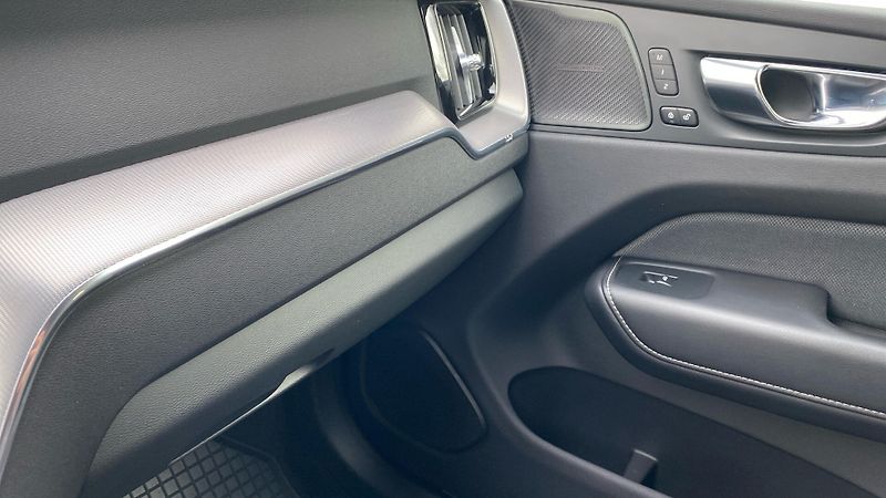 Volvo XC60 R-DESIGN, B4 AWD, 145+10 kW / - fotka 13 z 30