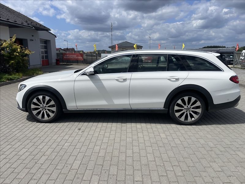 Mercedes-Benz Třídy E 2,0 d 4MATIC All-Terrain LED H - fotka 2 z 38