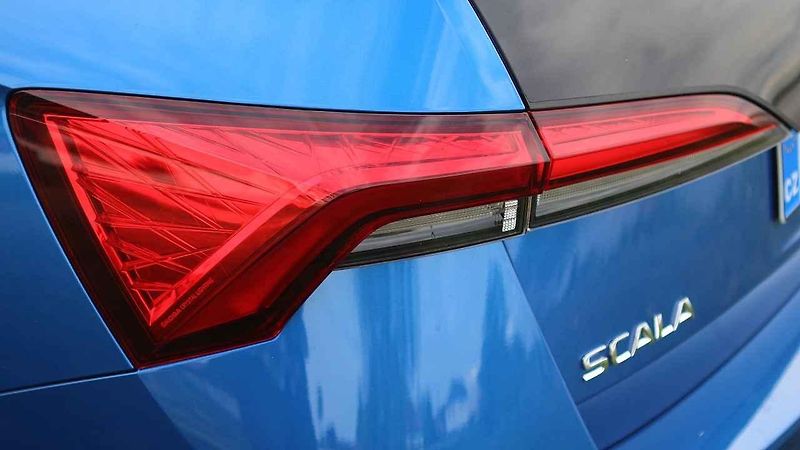 Škoda Scala a Říp v pozadí