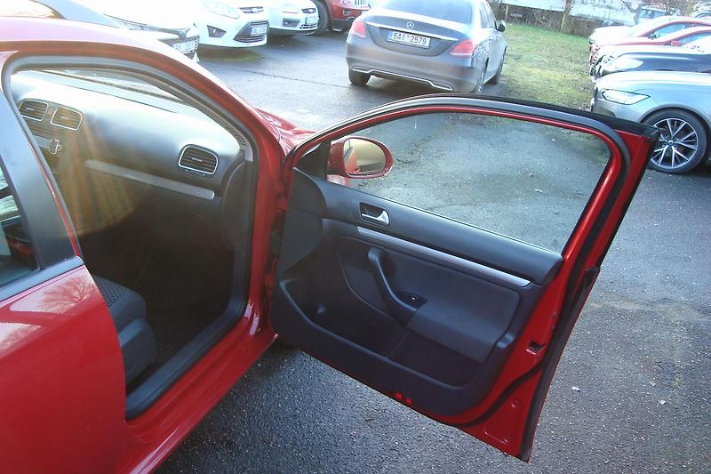 Volkswagen Golf (2011) VI.1.6TDi,ČR,S.kn1.MajSTK 8/27 - fotka 41 z 67