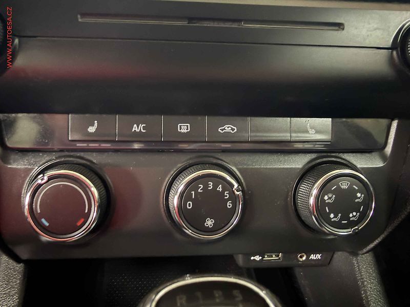 Škoda Octavia (2014) 1.6TDi 4x4, AC, výhřev sed - fotka 14 z 17