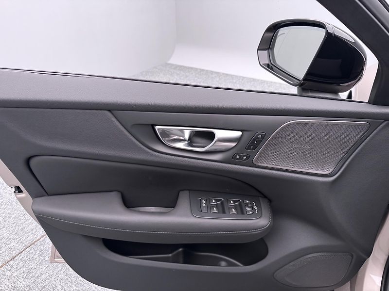 Volvo V60 (2026) T6 AWD Plug-in DARK PLUS - fotka 7 z 25