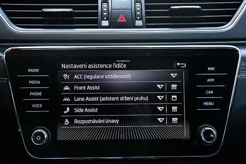 Škoda Superb 2.0TDi 147kW STYLE  NTOP TAŽNÉ - fotka 35 z 45