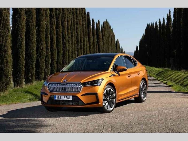 Plně elektrické SUV Škoda Enyaq Coupé iV (na snímku) se představilo v roce 2022 a vzbudilo u zákazníků velký zájem. Automobilka zrychluje svoji elektrickou ofenzivu: do roku 2026 představí tři zcela nové elektrické modely a další budou následovat.