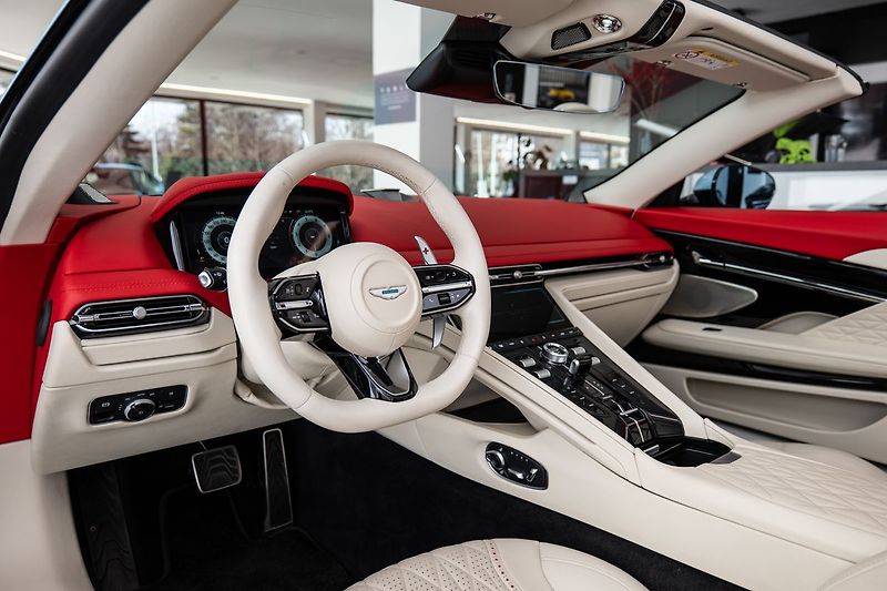 Aston Martin DB12 Volante - fotka 5 z 28