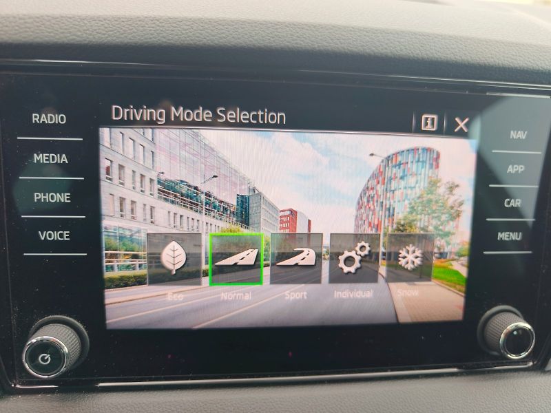 Škoda Karoq (2025) TOP SELECT TD 110/2.0 A7A 4x4 - fotka 17 z 35