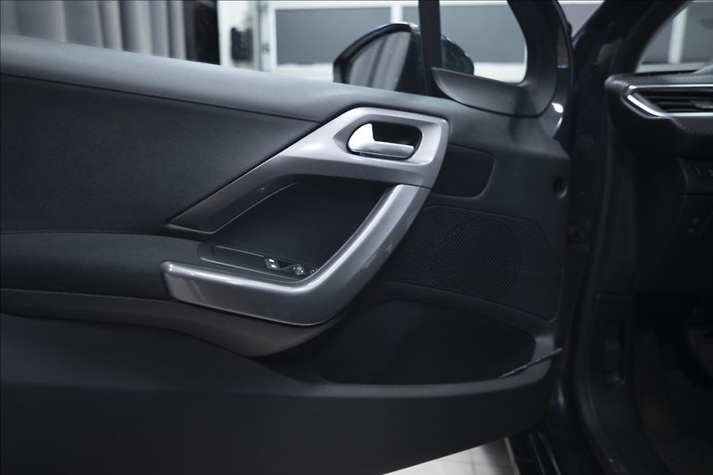Peugeot 2008 1,2 i 1. AUT. AC VÝHŘEV 1. MAJ - fotka 18 z 36