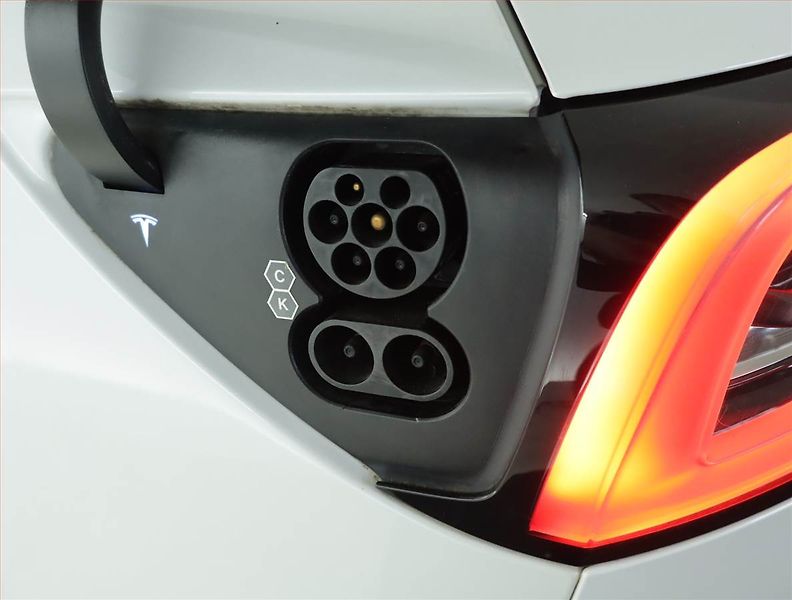 Tesla Model Y (2021) Long Range AWD 75kWh, SoH 92% - fotka 19 z 20