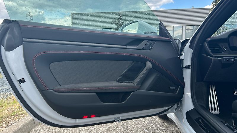 Porsche 911 (2026) Carrera 4 GTS Cabriolet - fotka 22 z 30