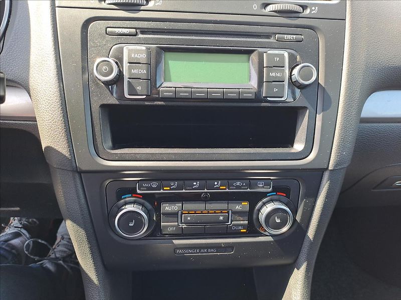 Volkswagen Golf 1,6 TDI DIGIKLIMA - fotka 12 z 14