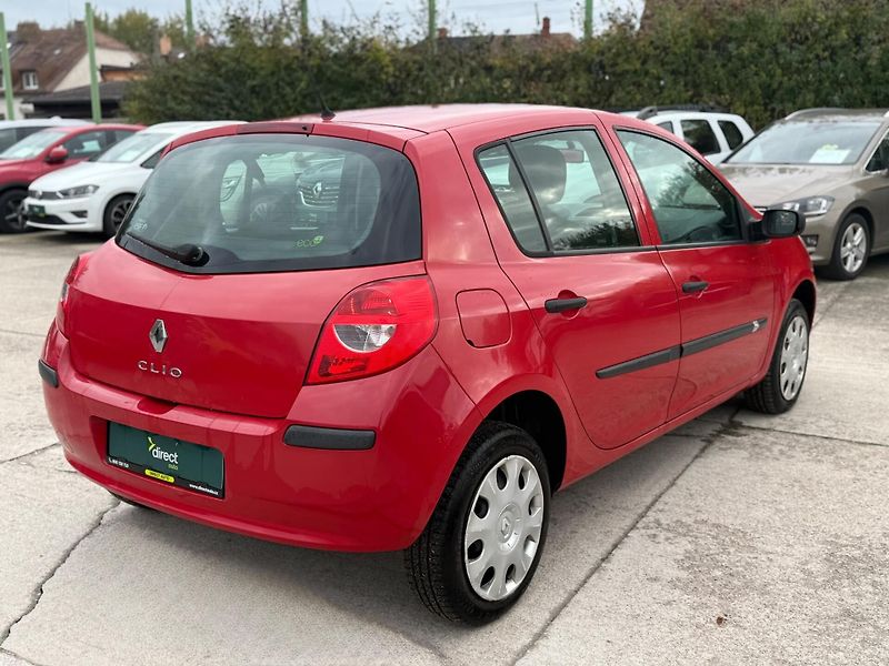 Renault Clio - fotka 2 z 9