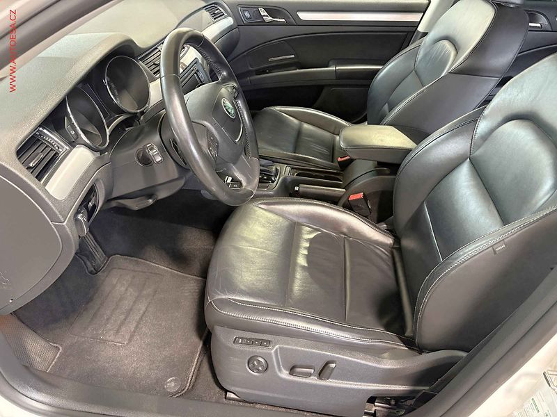 Škoda Superb (2013) 2.0 TDi, Elegance, DSG, +ALU - fotka 9 z 17
